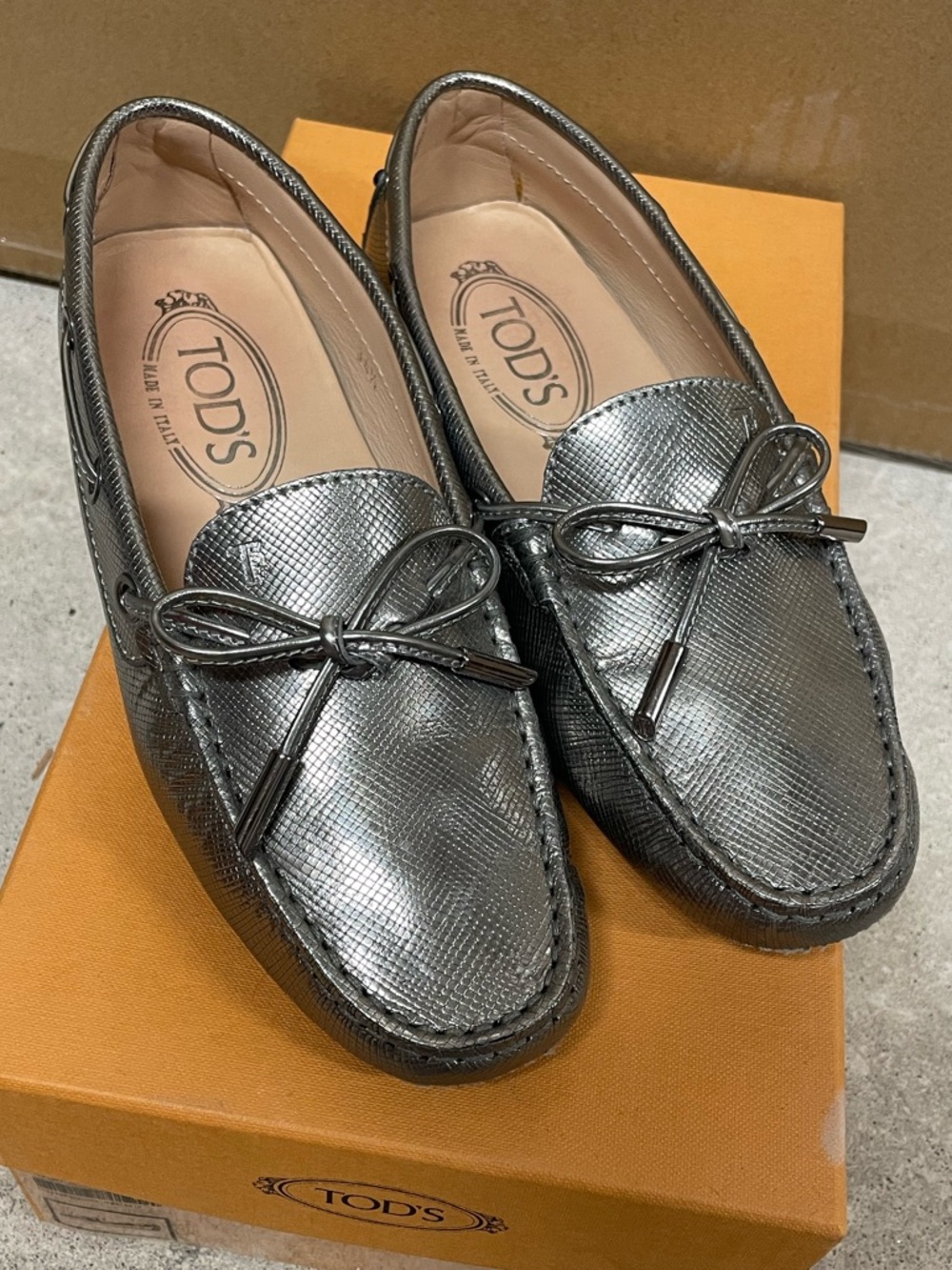 Women’s TOD’S Metallic Gray Leather Driving Loafers | Size 34.5